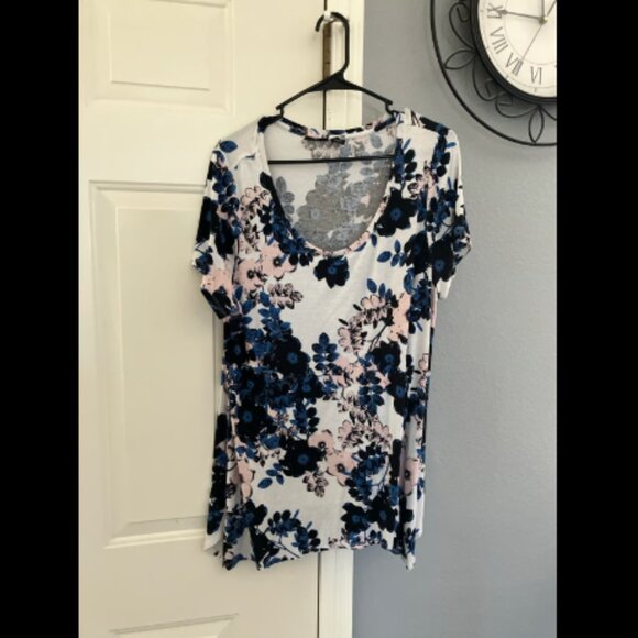 ❤️3/$12 Tahari brand size 1X Floral Pattern T-shirt - Picture 1 of 4